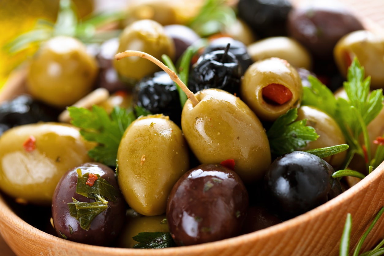 Oliven in Kräuter-Gewürz-Marinade Rezept