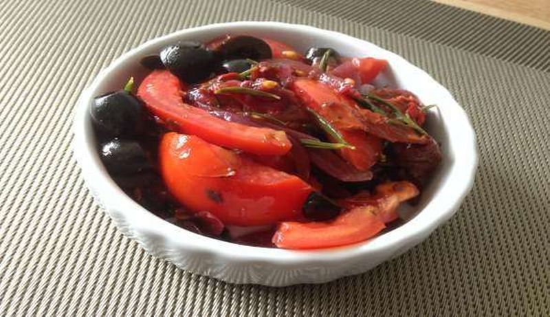Mediterranes Tomaten-Oliven-Gemüse