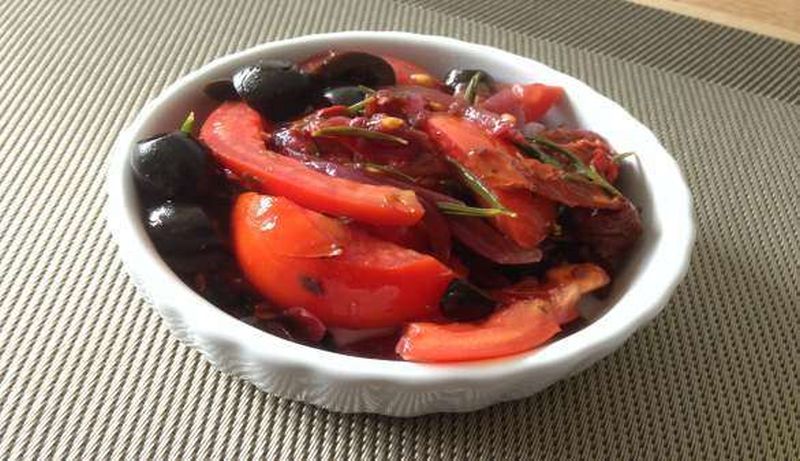 Mediterranes Tomaten-Oliven-Gemüse
