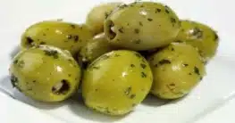 Kräutermandeln mit Oliven
